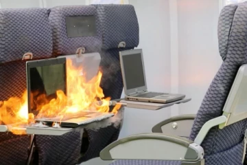 விமான பயணி ஒருவரின் மடிக்கணினியில் திடீரென பற்றிய தீயால் பரபரப்பு!