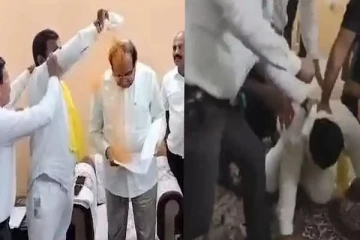 மஞ்சள் பொடியை அமைச்சர் மீது தூவிய நபர்