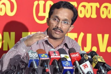 ධනවාදය ලෝකයට හදුන්වල දෙන කාලේ තිබ්බ සුන්දරත්වය දැන් නැහැ,දැන් තියෙන්නේ දේශපාලන බලය එක්ක ගැටගැහුණු කළු ආර්ථිකයක්..සුනිල් හදුන්නෙත්ති(VIDEO)