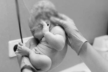 6ம் மாதத்திலேயே ஆப்ரேஷன் - மறுபடி குழந்தையை வயிற்றில் வைத்து தைத்த அவலம்!