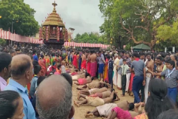 பெரும் திரளான பக்தர்கள் புடைசூழ தேரில் ஆரோகணித்த நல்லூர் கந்தப்பெருமான்