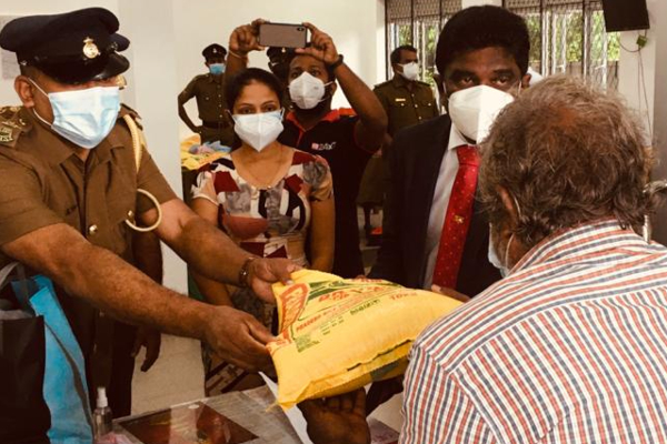 සෞඛ්‍ය අංශයට වෛද්‍ය උපකරණ- අසරණ ජනතාවට අත්‍යවශ්‍ය ආහාර ලබාදුන් අයුරු..... | Srilanka Exercise