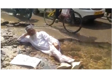 சாலையில் படுத்துக் கொண்டு நூதன போராட்டத்தில் ஈடுபட்ட நபர் - வைரலாகும் வீடியோ