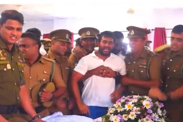 ඕයි මල්ලි තමුසෙට පිස්සුද ? චූටික්කො අනේ නැගිටපන් අයියා ඇවිත් ඉන්නේ - මියගිය පොලිස් නිළදාරින් වෙනුවෙන් මිතුරන් හා පොලිස් පවුලම හඬා වැටෙයි [VIDEO]