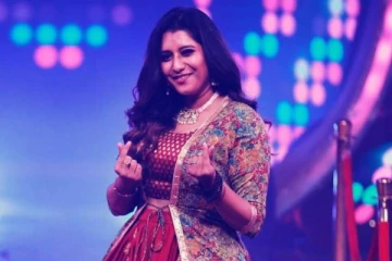 சூப்பர் சிங்கரில் ஆளையே காணோம் இதுல சிறந்த தொகுப்பாளினியா? வேறு வழியில்லாமல் விருதை கொடுத்தாங்களோ!!