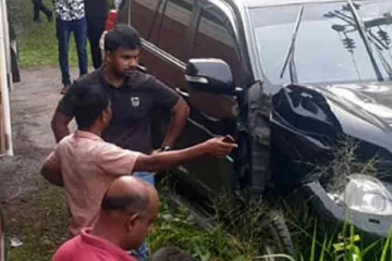 சொகுசு கார் ஒன்று ரயிலிலுடன் மோதி விபத்து