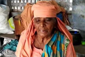 மகன்கள் கைவிட்டதால் பேருந்து நிழற்குடையில் குடியேறிய மூதாட்டி