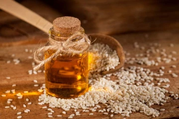 தினமும் தேனுடன் எள் சேர்த்து உட்கொண்டு வந்தால் கிடைக்கும் நன்மைகள் என்ன தெரியுமா?