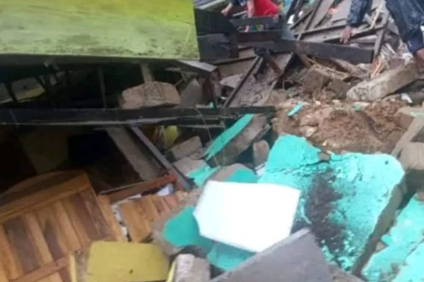 மண்மேடு சரிந்து வீழ்ந்ததில் கர்ப்பிணி பெண் உட்பட ஐவர் உயிரிழப்பு | 5 People Including A Pregnant Woman Died Landslide மண்மேடு சரிந்து வீழ்ந்ததில் கர்ப்பிணி பெண் உட்பட ஐவர் உயிரிழப்பு | 5 People Including A Pregnant Woman Died Landslide