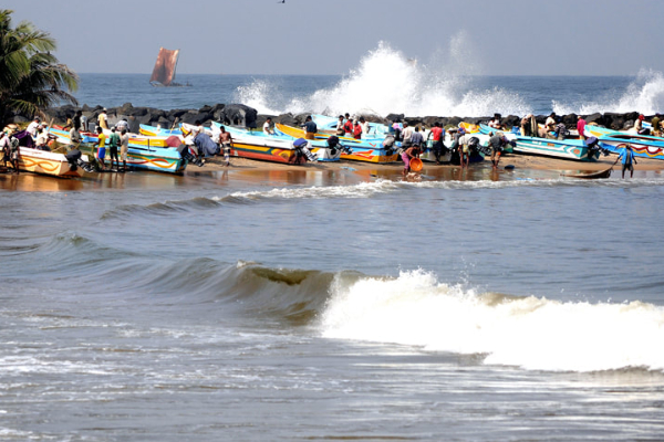 நீர்கொழும்பு கடலில் அடித்து செல்லப்பட்ட பெண்! | Woman Washed Ashore In Negombo Rescued