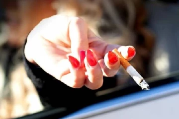 சிகரெட் துண்டை வெளியே தூக்கி வீசிய பெண்ணிற்கு ரூ.1.5 லட்சம் அபராதம்