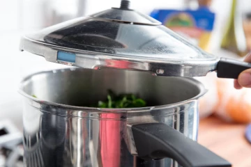 குக்கரில் இந்த உணவை மட்டும் சமைக்காதீங்க! விஷமாகிடும்... உஷார்!