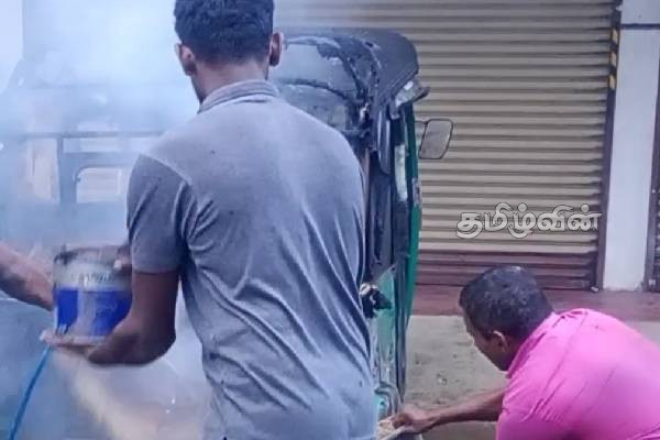 நடு வீதியில் திடீரென தீப்பிடித்து எரிந்த முச்சக்கரவண்டி | Three Wheeler Suddenly Caught Fire Nawalapitiya