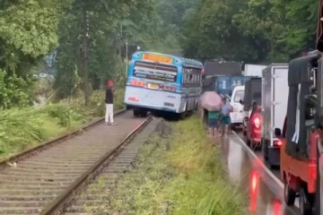 தொடருந்து தண்டவாளத்தில் பயணித்த பேருந்தினால் குழப்பம்