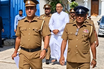 සුදු පාට ගිහිඇඳුමින් ඥානසාර හිමි අධිකරණයට - මෙන්න විස්තරේ [PHOTO]