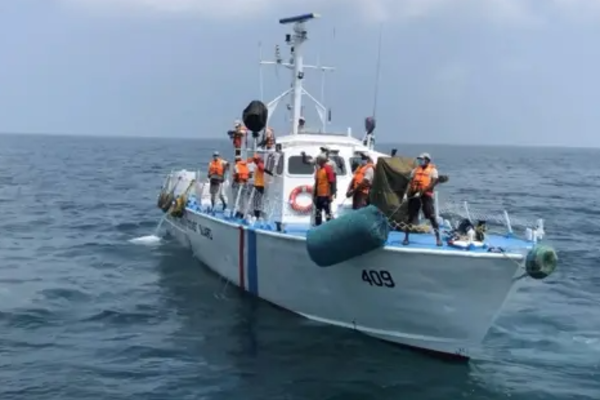 தென்பகுதி கடலில் கடற்படையினரின் அதிரடி நடவடிக்கை | 53 Kilos Of Heroin Found On Boat Seized