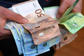 தந்தையின் பணத்தை அள்ளி காருக்கு வெளியே சாலையில் வீசிய சிறுமி... பின்னர் நடந்த சம்பவம்