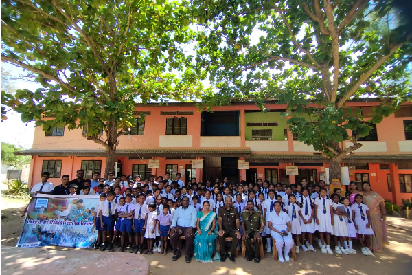 மாணவர்கள் மத்தியில் சுற்றுச்சூழல் பாதுகாப்பு தொடர்பாக விழிப்புணர்வு செயலமர்வு | Tirncomale Ehedcaritas Tbaradhitamividyalayam