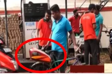 சைக்கிளில் பெட்ரோல் டேங்கை  எடுத்து வந்த  எரிபொருள் பெற்ற இளைஞர்!