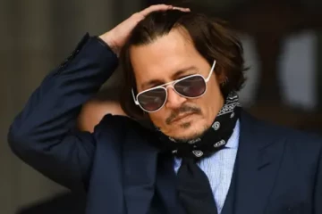 அம்பர் ஹெர்டுக்கு எதிரான வெற்றி., இந்திய உணவகத்தில் நண்பர்களுக்கு விருந்து கொடுத்த ஜானி டெப்!