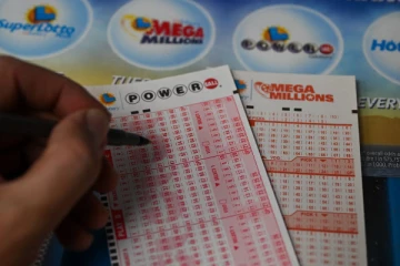 லாட்டரியில் 2,800 கோடி ஜாக்பாட்; ஆசையாய் வாங்க போன நபர் - நிறுவனம் கொடுத்த ஷாக்!