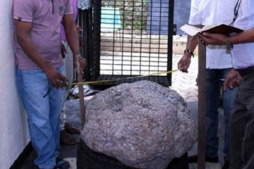 இலங்கையில் கிடைத்த நீல மாணிக்கக்கல்லை கொள்வனவு செய்ய முயற்சிக்கும் சீனா