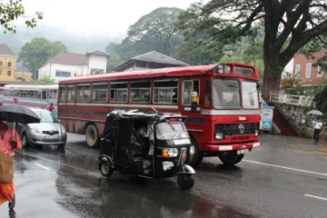 13 சிறுவர்களுடன் பயணித்த முச்சக்கர வண்டி விபத்து