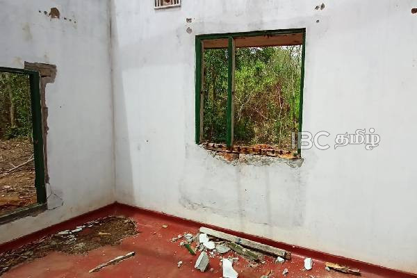 யாழில் இராணுவத்தினரால் விடுவிக்கப்பட்ட காணிகளை அறிக்கைப்படுத்த அனுமதி | Kangesanthurai Area Owners Give Permision To Fence