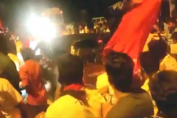 அடுத்த தாக்குதல் - அதிமுக வேட்பாளர் கார் உடைப்பு - வீடியோ வைரல்