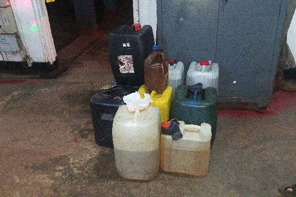 பதுக்கி வைத்திருந்த டீசல் பெட்ரோலுடன் நபர் கைது | Man Arrested With Stashed Diesel Petrol