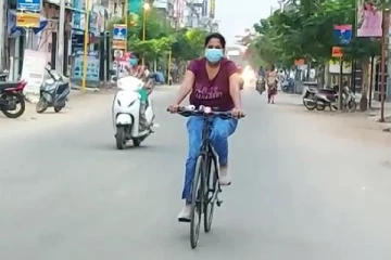 சைக்கிளில் சென்று அதிரடியாக ஆய்வு நடத்திய ஆட்சியர் - குவியும் பாராட்டு