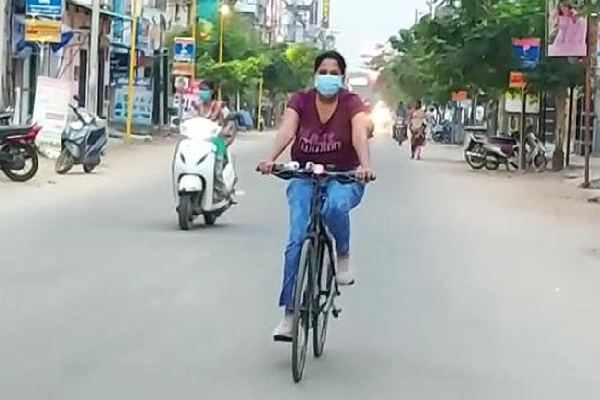 சைக்கிளில் சென்று அதிரடியாக ஆய்வு நடத்திய ஆட்சியர் - குவியும் பாராட்டு - தமிழ்நாடு