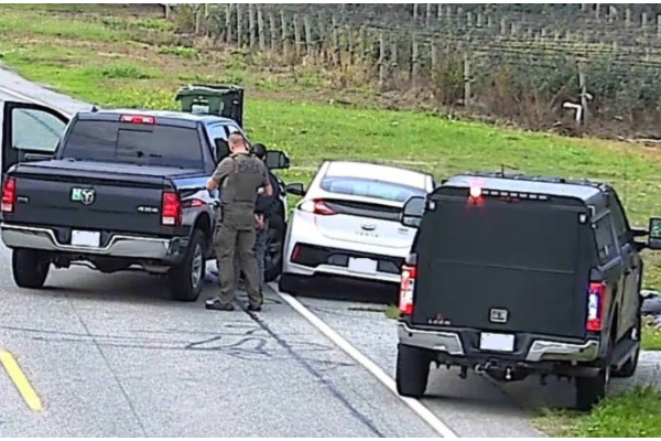 சட்டவிரோதமாக கனடாவிற்குள் பிரவேசித்த 4 பேர் கைது | Group Caught Illegally Crossing Us Canada Border சட்டவிரோதமாக கனடாவிற்குள் பிரவேசித்த 4 பேர் கைது | Group Caught Illegally Crossing Us Canada Border