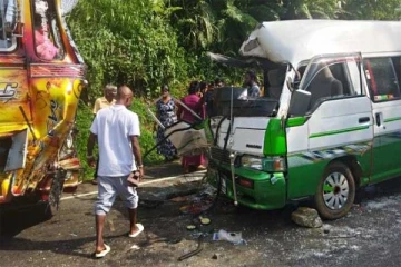 யாத்திரிகளை ஏற்றிச் சென்ற வாகனங்கள் மோதுண்டு விபத்து ; 10 பேர் வைத்தியசாலையில் அனுமதி