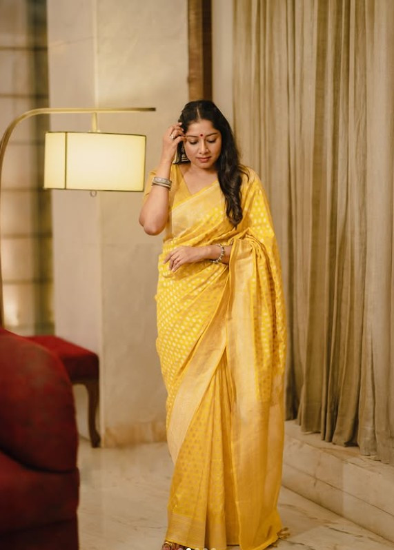 மஞ்சள் நிற புடவையின் அழகில் மயக்கும் Heart Beat Web தொடர் புகழ் அனுமோல் 5 Gallery