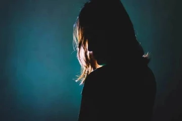 படப்பிடிப்பில் பெண் இயக்குனரிடம் கேவலமாக நடந்து கொண்ட காமெடி நடிகர்.. வீட்டுக்கு அனுப்பிய தயாரிப்பாளர்..