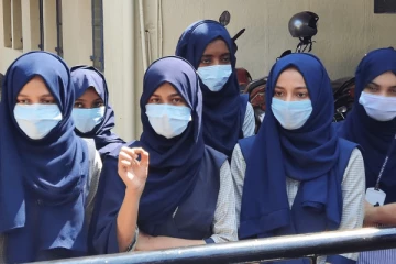 முறையாக ஹிஜாப் அணியாத மாணவிகள்: ஆசிரியர் மேற்கொண்ட நடவடிக்கையினால் சர்ச்சை