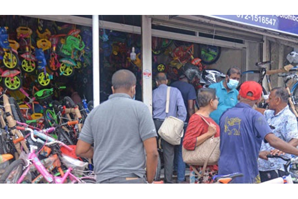 சைக்கிள் கடைளை நோக்கி படையெடுக்கும்  இலங்கையர்கள்! | Sri Lankans Waiting At The Bicycle Shop