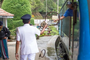 දුම්රිය මගියා වෙත තවත් බර පටවන්න එපා... දුම්රිය ස්ථානාධිපති සංගමයේ වි‌රෝධදය....