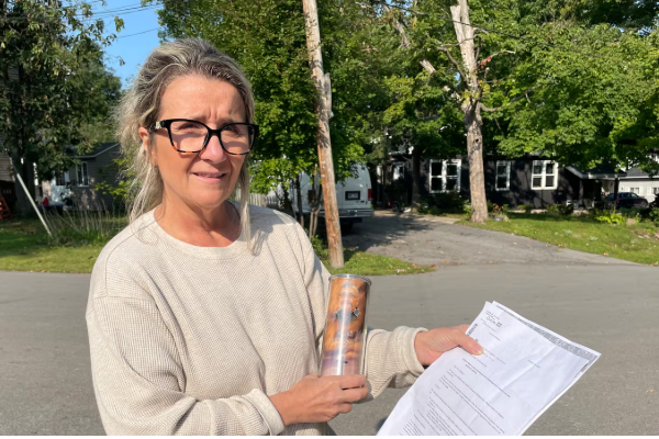 கனடாவில் தாம் உயிருடன் இருப்பதை நிரூபிக்க போராடும் பெண் | Quebec Woman Mistakenly Declared Dead
