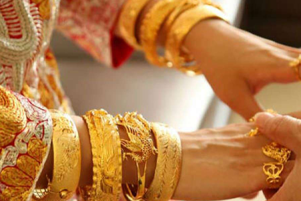 தொடர் சரிவில் தங்கம் விலை; இல்லத்தரசிகள் மகிழ்ச்சி! | Gold Price In Continuous Decline