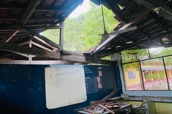 திடீரென இடிந்து விழுந்த 50 வருட பாடசாலை கட்டிடம்; நத்தார் லீவால் தப்பிய 200 மாணவர்கள்! | 50 Year Old Mutur School Building Collapsed