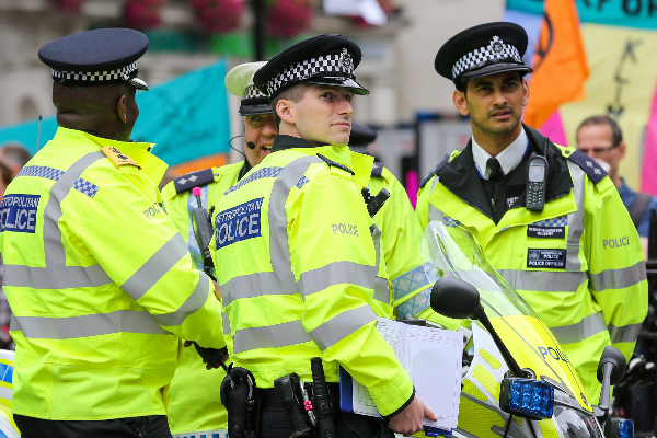 லண்டனில் இரு பொலிஸார் மீது கத்திக்குத்து! | Two Policemen Stabbed In London