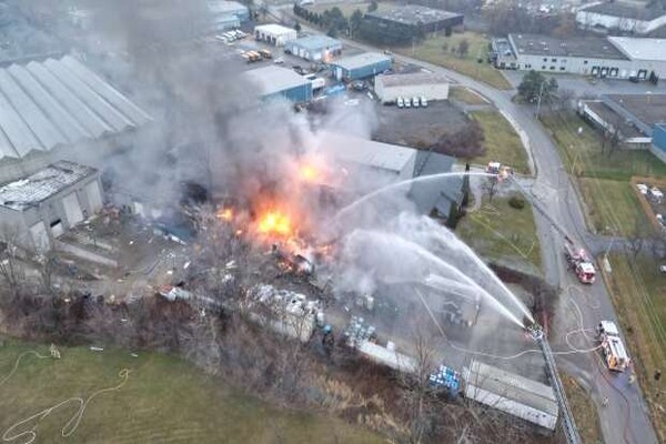 நயகராவில் வெடிப்புச் சம்பவத்துடன் தீ விபத்து | Emergency Crews Responding To Explosion