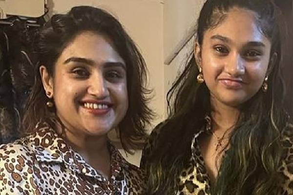 20 வயதிலேயே தயாரிப்பாளர்: பிறந்த நாளை விமர்சையாக கொண்டாடிய ஜோவிகா! | Bigg Boss Fame Jovika 20Th Birthday Photos Viral