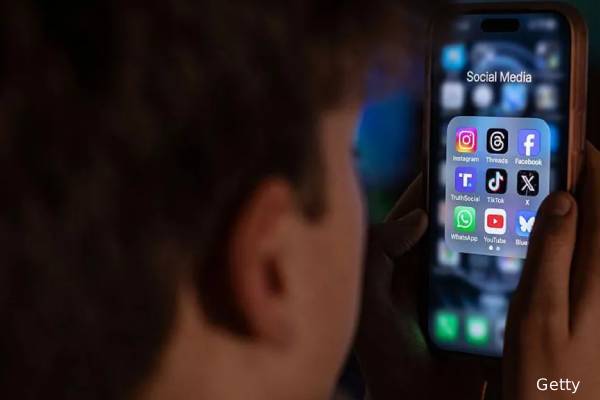 இந்தியாவிலும் சமூக ஊடகம் பயன்படுத்த வயது கட்டுப்பாடு? மேக்ரான் வலியுறுத்தல் | Macron Urge India To Ban Social Media For Children