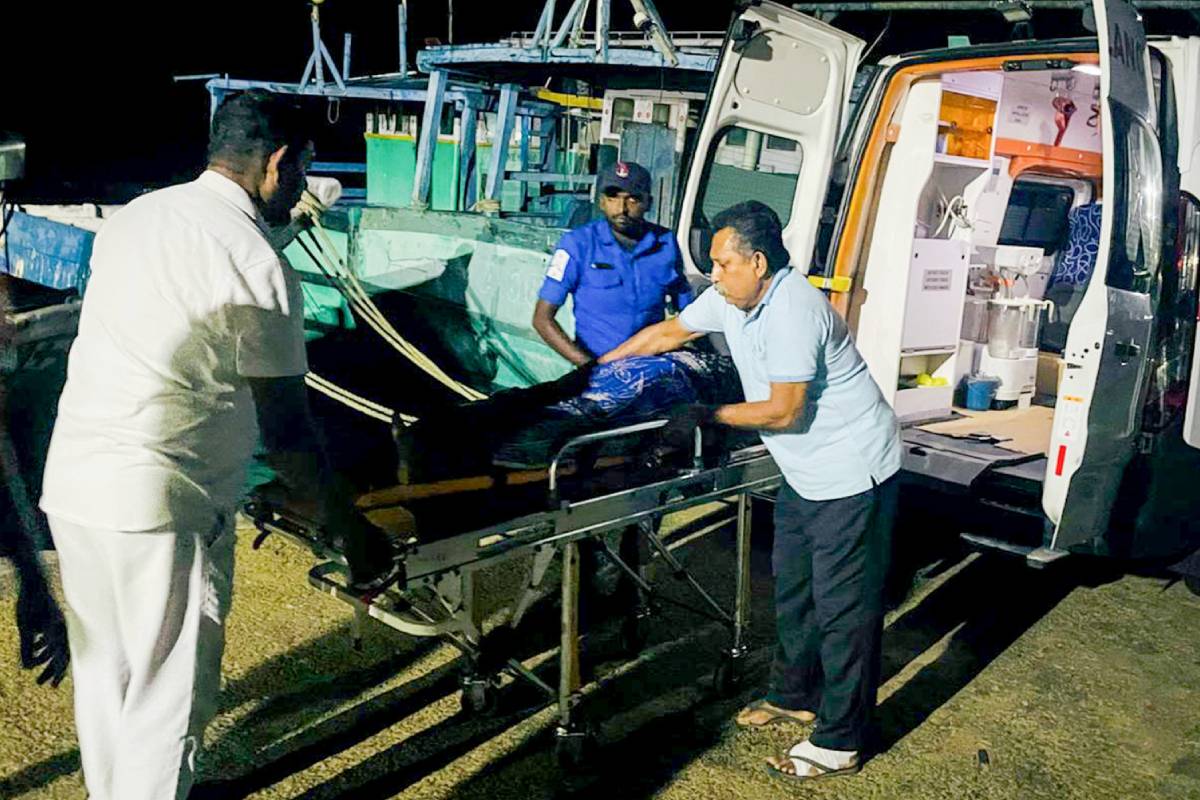 கற்பிட்டியில் திடீர் சுகவீனமடைந்த பெண்ணை மீட்டு வைத்தியசாலையில் அனுமதிக்க கடற்படை உதவி | Navy Assists In Rescuing A Woman Who Suddenly Fell கற்பிட்டியில் திடீர் சுகவீனமடைந்த பெண்ணை மீட்டு வைத்தியசாலையில் அனுமதிக்க கடற்படை உதவி | Navy Assists In Rescuing A Woman Who Suddenly Fell