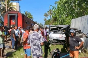 වැලිගමදී බිහිසුණු දුම්රිය අනතුරක්..දුම්රියේ ගැටුණ වෑන් රථයට සිදු වූ දේ(PHOTOS)