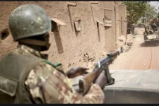 நைஜரின் இரு கிராமங்களில் ஒரே நேரத்தில் இடம்பெற்ற தாக்குதல்: 70 பேர் பலி