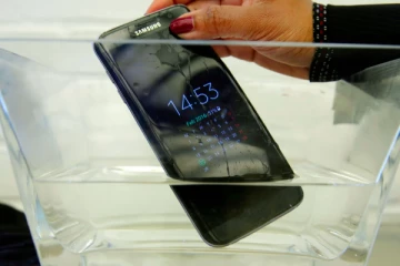 உங்கள் ஸ்மார்ட்போன் தண்ணீரில் விழுந்தால் மறந்தும் இப்படி செய்ய வேணாம்! அப்பறம் அவ்ளோ தான்